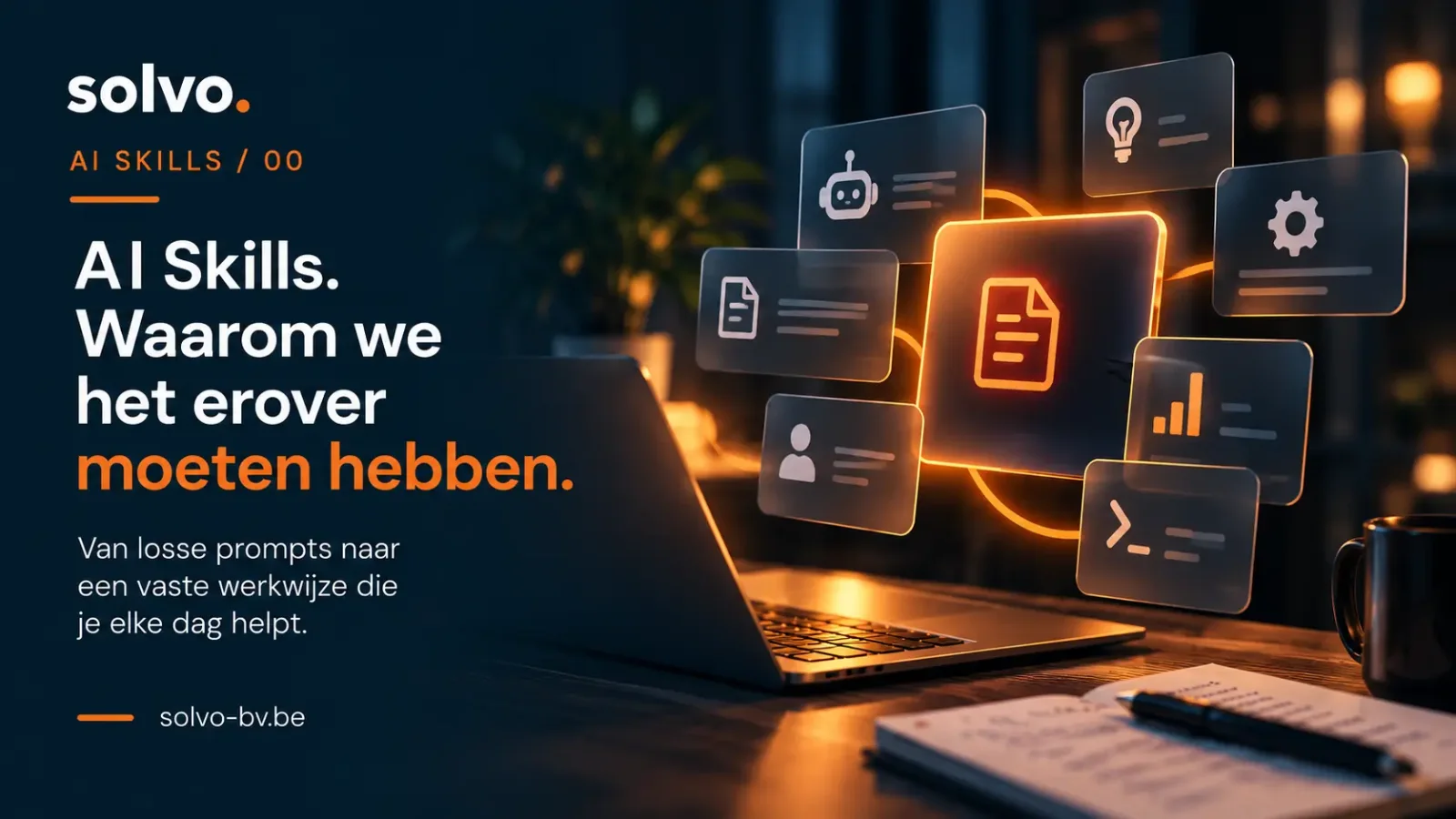 Een laptop op een bureau met zwevende, oplichtende digitale iconen naast een open notitieblok.